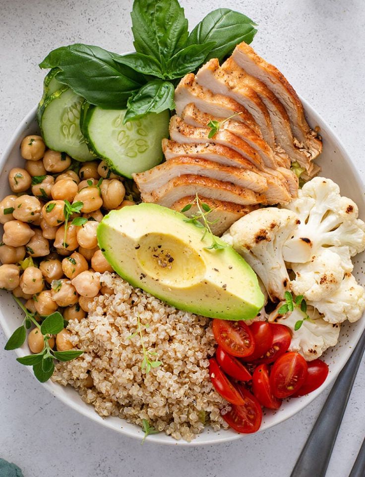 Szybki przyrost masy mięśniowej: sałatka proteinowa z jajek i tuńczyka